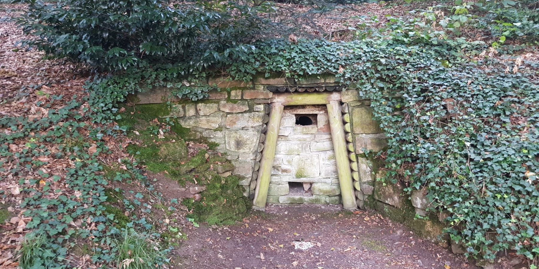 Zugemauerter Stollenzugang mit Öffnungen für Fledermäuse und Amphibien